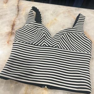 Guess crop tank 🤍